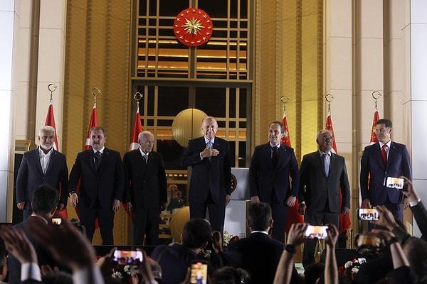 Erdoğan, MHP, Büyük Birlik Partisi, HÜDAPAR, Yeniden Refah Partisi, Demokratik Sol Parti ve Sinan Oğan ile bir araya gelip balkon konuşmasıyla resmen Cumhurbaşkanlığı'nı ilan etti.