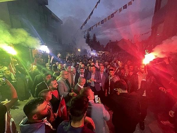 Yalnızca AK Partililerin değil, Suriyelilerin de kutlamalar için sokaklara döküldüğü görüldü. Konvoya çıkan kişiler, havai fişekler, silahlar ve kornalar eşliğinde eğlendi.