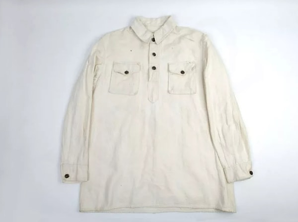 А еще через какое-то время поняли, что белый цвет не подходит для армейской гимнастерки, так как заметен издалека и слишком маркий