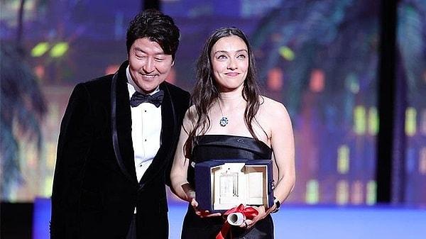 5. Merve Dizdar geçtiğimiz gün 76.'sı düzenlenen Cannes Film Festivali'nde En İyi Kadın Oyuncu Ödülü'nü alarak hepimizi gururlandırmıştı. Nuri Bilge Ceylan'ın "Kuru Otlar Üstüne" filminde gösterdiği başarılı performans ile aldığı ödül sonrası hem ülkede hem törende yaşananlar sosyal medyada konuşulmaya devam ediyor. Bazı tepkilerin ardından Dizdar'ın eski eşi Gürhan Altundaşar'dan da Merve Dizdar'a "yanındayım" mesajı geldi!