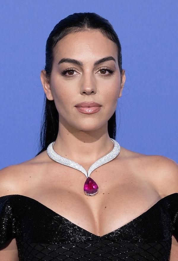 Georgina Rodriguez, Cannes'da çarpıcı siyah bir elbise ve 1 milyon sterlinlik Chopard kolyeyle göz kamaştırdı.