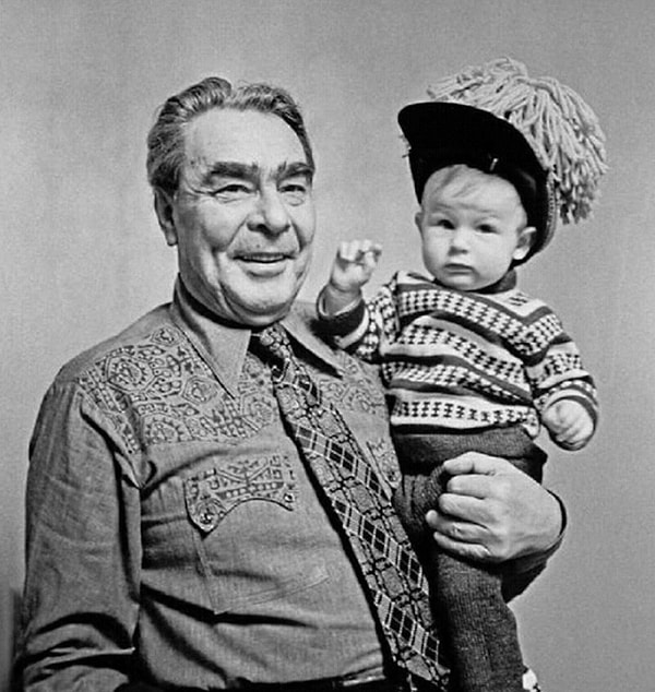 8. Леонид Ильич Брежнев с правнучкой Галей