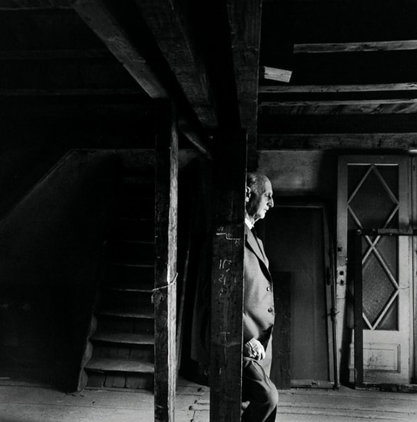 9. На фото отец Анны Франк Отто Франк снова посещает чердак секретной пристройки, где он с женой и детьми прятался от нацистов.