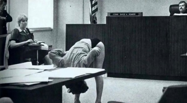 25. Стриптизерша в штате Флорида, США, была арестована за узкие бикини, обнажающие «срам». Девушка демонстрирует судье, что это не так. Обвинение было снято, 1983