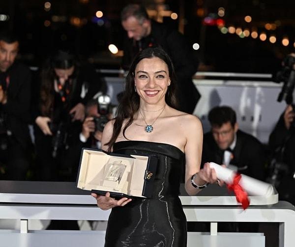 Yapımda 'Nuray' karakterine hayat veren başarılı oyuncu Cannes Film Festivali'nde En İyi Kadın Oyuncu Ödülü'ne layık görüldü.