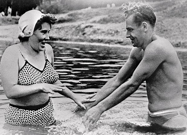 Летчик-космонавт СССР Герман Титов с женой Тамарой купаются в реке, 1961