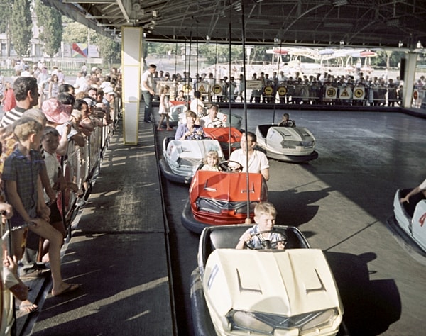 Сочинский Луна-парк. Автодром в парке популярен не только у детей, но и у их родителей, 1973