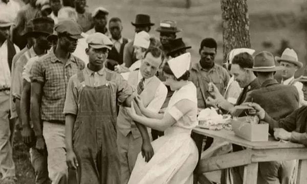 2. Tuskegee deneyi, bulaşıcı bir zührevi hastalık olan frengi için bilinen bir tedavinin olmadığı bir zamanda 1932'de başladı.