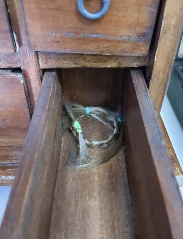 13. Косички, найденные в комоде магазина секонд-хенд: