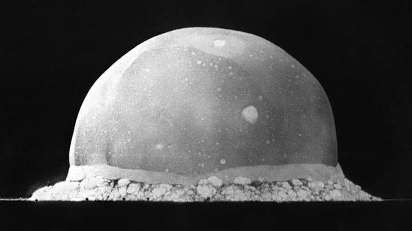 14. Dünyanın ilk nükleer testini böyle bir listeye koymamak elde değil. Amerika, 2. Dünya Savaşı'nda atom bombasını geliştirmek ve askeri bir avantaj elde etmek için gizli Manhattan Projesi'ni başlattı.