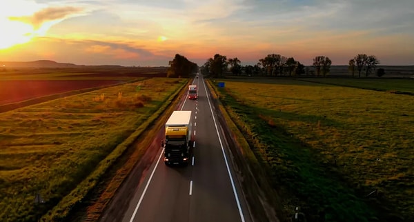 6. Расстояние между двумя городами 380 км. В этот же момент из разных городов навстречу друг другу начинают двигаться легковой и грузовой автомобиль. Они встречаются через 4 часа. Какова их скорость, если автомобиль едет на 5 км/ч быстрее грузовика?