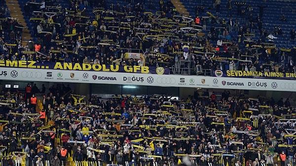 Fenerbahçeli taraftarlar, ‘Fenerbahçe babanın çiftliği değil’ diyerek tepkilerini gösterdi.