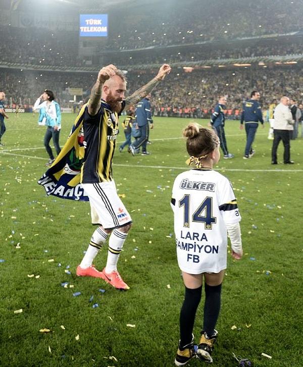 16. Fenerbahçe'nin şampiyonluk kutlamalarında "Tavukları Pişirmişem" çalıyor, Meireles göbek atarak oynuyordu.