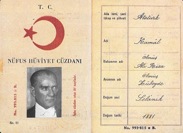 Mustafa Kemal Atatürk'e ait 993 815 seri numaralı nüfus cüzdanını eminim hepiniz görmüşsünüzdür. Fark ettiyseniz, burada da ay yıldız ters duruyor.