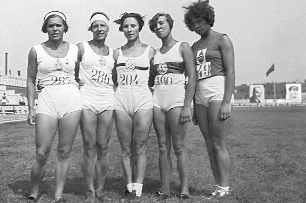 2. Чемпионки в легкой атлетике (1938 год).