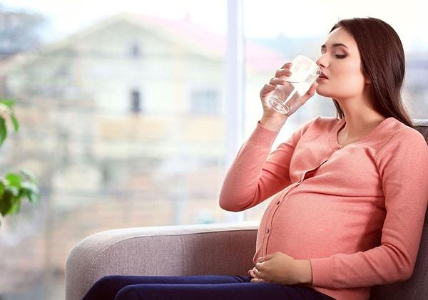 Bebeğin testte daha hareketli olması için anne adayı teste girmeden önce bol su içmeli. Hareket halindeki bebek sayesinde testin sonucu daha doğru çıkabilir.
