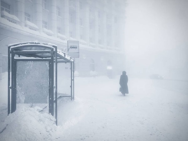 17. В городе дома строятся очень близко друг к другу с целью обеспечить максимальную защиту от ветра.