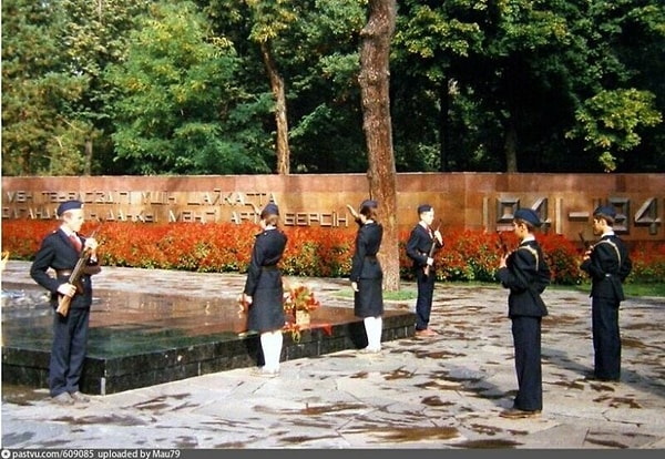10. Смена караула у вечного огня.