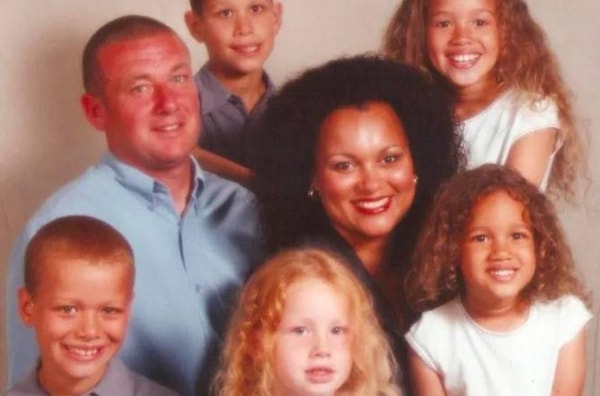 У двойняшек еще два старших брата и сестра, но тон их кожи был чем-то средним между оттенком кожи Люси и Марии