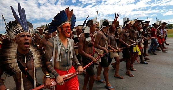 Durum böyleyken ülkenin dört bir yanından gelen yerli gruplar yasa teklifini protesto etmek için eylem hazırlığında. Protesto eylemlerinin Lula da Silva'nın Güney Amerikalı liderlerle bir araya geldiği başkent Brasilia'da yapılması planlanıyor.
