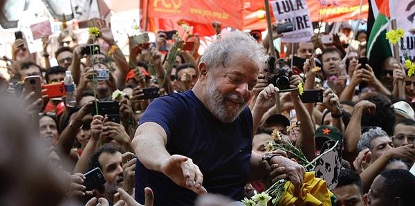 Siyasi kariyeri boyunca gelir eşitsizliği, yoksullukla mücadele ve Amazon ormanlarını korumak konusunda çalışmış bir siyasetçi olan ve 2023 yılının Ocak ayından beri Brezilya Devlet Başkanı olan Lula'nın yasayı onaylayıp onaylamayacağı ise merakla bekleniyor.