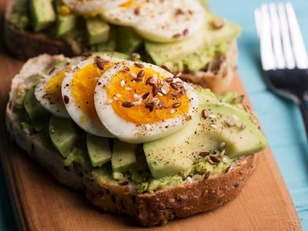 Kahvaltınızı sağlıklı hale getirebileceğiniz fikirlerden ilki ise yumurtalı avokadolu tost;