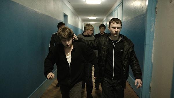 Ukrayna yapımı filmde Sergei adındaki genç, sağır ve dilsizler için olan yatılı bir okula gönderiliyor.