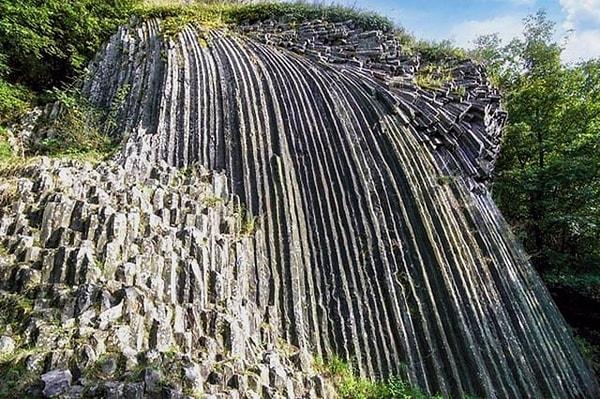 15. Slovakya'da 4 milyon yıl önce şelale görünümünde şekillenen kaya oluşumu 👇