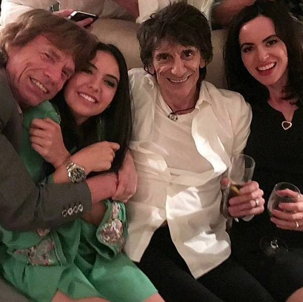 До встречи с Аль Пачино личная жизнь Нур была довольно насыщенной. С 2017 по 2018 год она встречалась с рокером Миком Джаггером (крайний слева) – ему тогда было 74 года, а ей 22