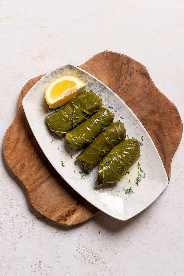 Yaprak sarması Türk mutfağının en sevilen yiyeceklerinden biri.