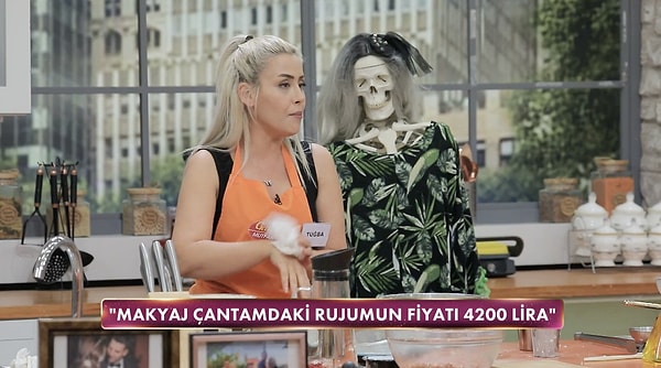 "Makyaj çantasındaki rujumun fiyatı 4200 lira"