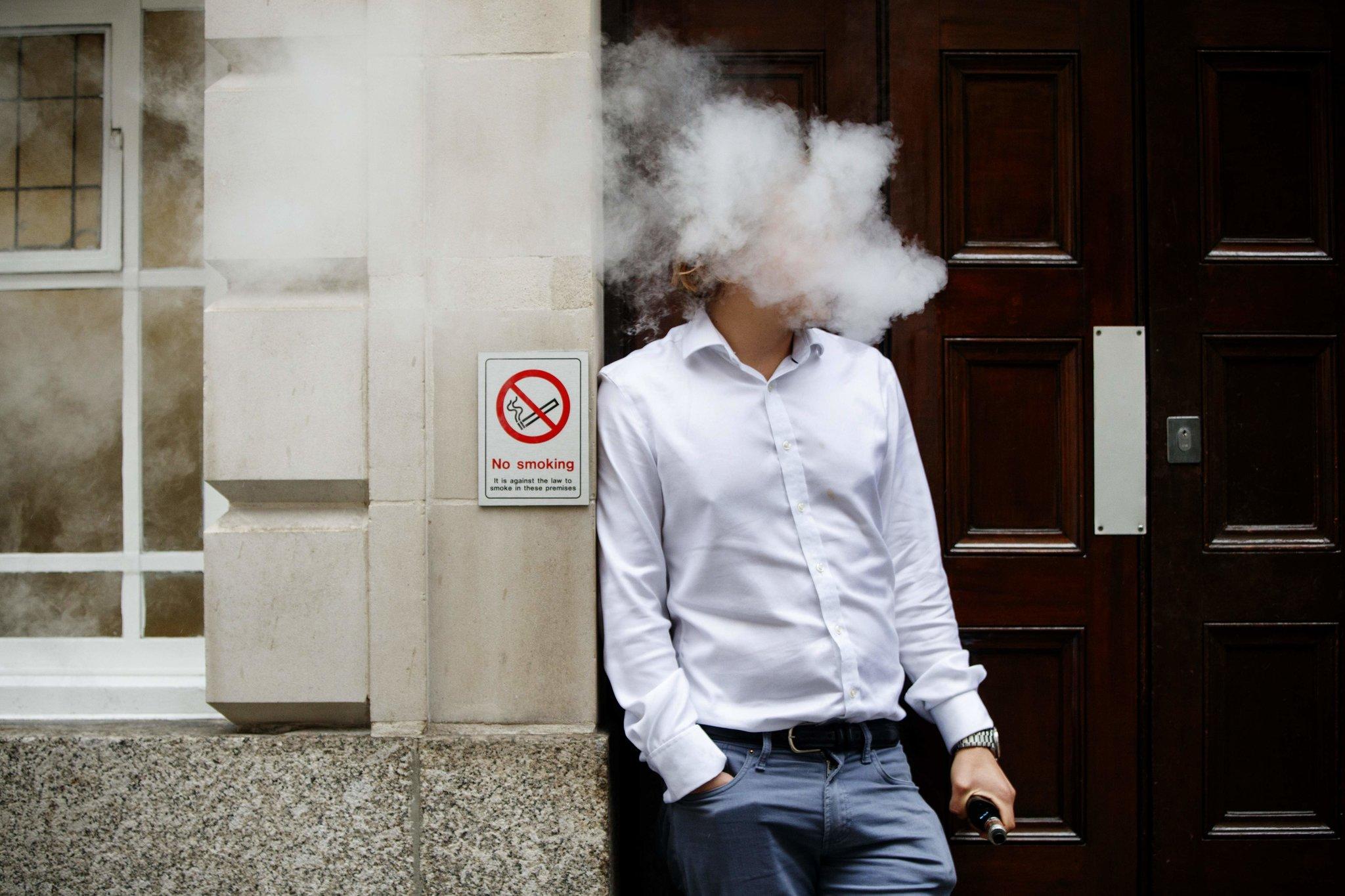 Удивительное исследование: Курильщики на работе наслаждаются дополнительной неделей отпуска в отличие от их некурящих коллег