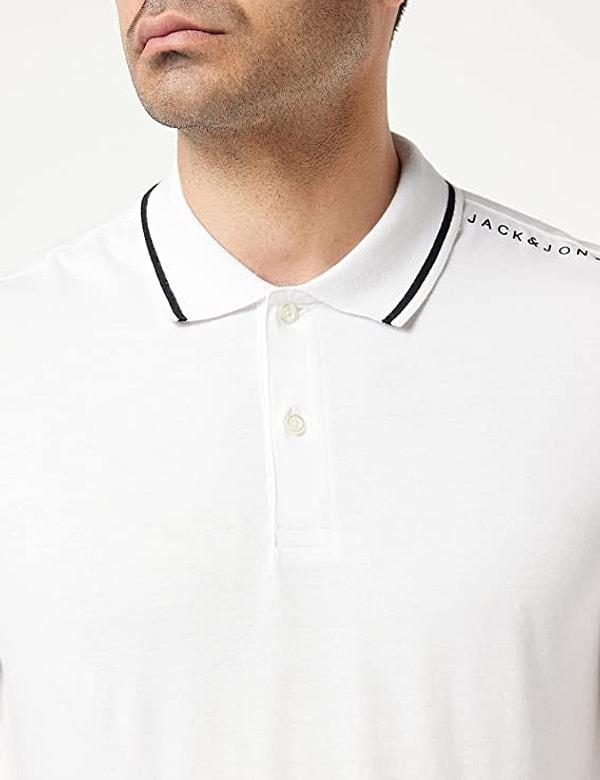 2. Omuz üzerinde logo ve yakalarındaki çizgi detayları ile öne çıkan beyaz renk polo yaka bir tişört.