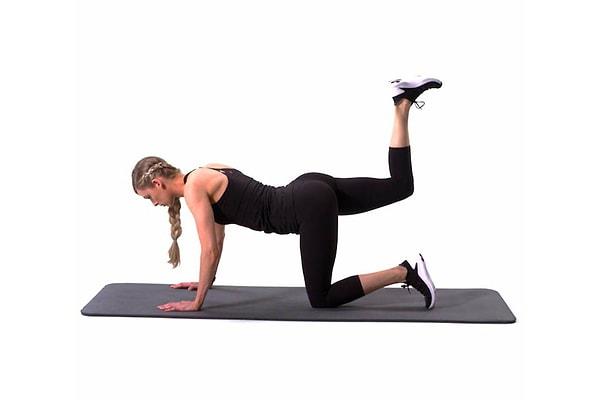 Kick-back egzersizi kalçaların sıkılaşmasını ve şekillenmesini sağlar.