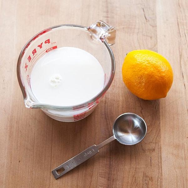 Gümüş eşyalarınızı parlatmanın bir başka yöntemi de limon suyu ve süt kullanmak.