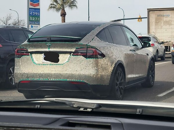 23. Машина, покрытая монетками