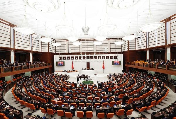 Yüksek Seçim Kurulunun (YSK) milletvekili genel seçimi kesin sonuçlarını ilanının ardından TBMM Genel Kurulu, Meclis İçtüzüğü'ne göre saat 14.00'te çağrısız toplandı.