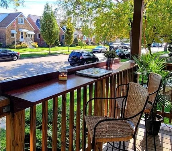 9. Herhangi bir balkonu, verandayı tırabzanını fonksiyonel bir masaya dönüştürün.