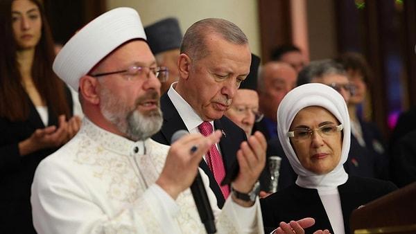 Beştepe'de yabancı devlet liderlerinin de katıldığı törenin sonunda Erdoğan için Diyanet İşleri Başkanı Ali Erbaş da dua etti.