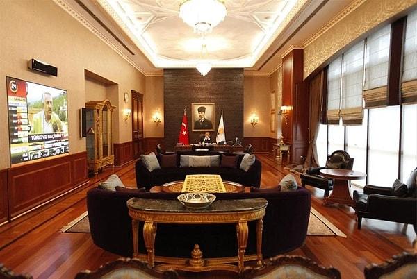Fotoğraflarda Erdoğan’ın arkasında Mustafa Kemal Atatürk portresi hemen yanında ise Türk ve AK Parti bayrakları görülüyordu.