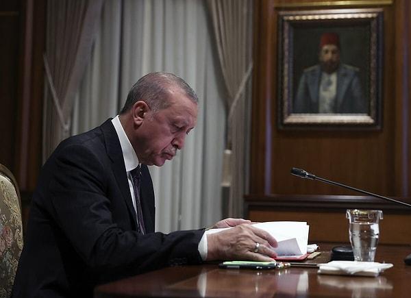 2021 yılında Erdoğan'ın Külliye'deki makam odasından geçilen fotoğraf ise kısa sürede sosyal medyada oldukça ilgi görmüştü.