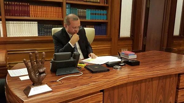 Takvim yaprakları 2015 yılını gösterirken Anadolu Ajansı, Erdoğan'ın dönemin ABD Başkanı Obama ile yaptığı telefon görüşmesini yine bir makam odası fotoğraf ile servis etmişti.