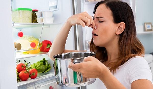 Buzdolaplarında bazen bozulmuş bir şeyler olduğunda dolabın kokusu ağırlaşabiliyor. Buzdolabınızda böyle ağır bir koku varsa kahvenizi içtikten sonra telvesini kullanabilirsiniz.
