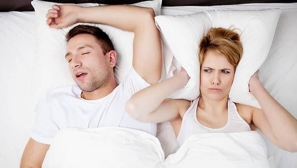 Oxford Üniversitesi’nde uyku çalışmalarında yer alan profesör Russel Foster, horlama sebebiyle farklı odalarda uyuma kararı alan çiftlerin daha mutlu olduğunu söyledi.