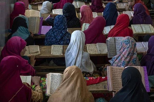 Kız çocuklarının eğitim almakta zorlandığı Afganistan'ın kuzeyinde, geçtiğimiz hafta sonu gerçekleşen iki farklı olayda ilkokula giden yaklaşık 80 kız çocuğu zehirlenerek hastaneye kaldırıldı.