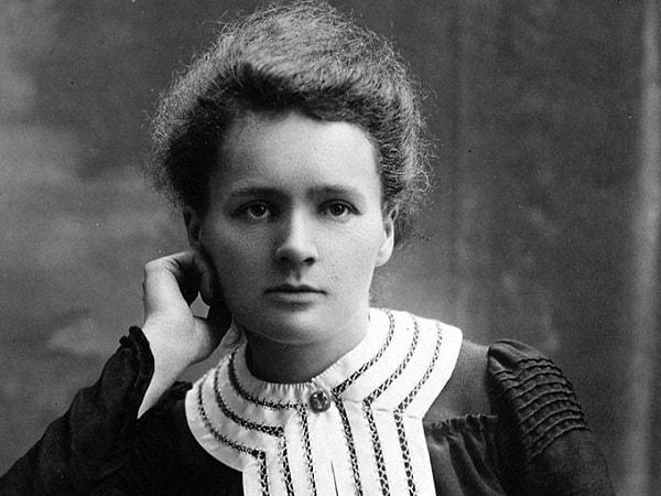 1867 yılında Polonya'nın Varşova kentinde doğan Marie Sklodowska, 1891 yılında Paris'e taşındı ve orada Pierre Curie ile tanışarak evlendi.