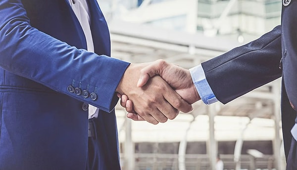 9. В конце банкета 10 человек пожимают друг другу руки. Сколько всего будет рукопожатий?