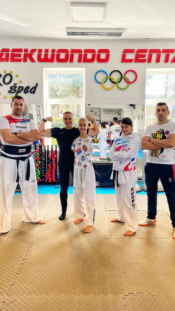 Девушка занимается паратхэквондо и парастрельбой из лука. В 2019 году Деяна выиграла чемпионат мира по паратхэквондо