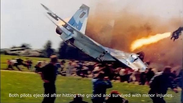 4. "Benim aklımdan çıkmayan fotoğraf, uçak yere çakılmadan hemen önce dışarı fırlayan pilotun bu görüntüsü."