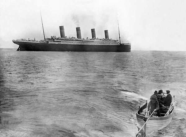 7. "Şimdiye kadar gördüğüm en unutulmaz "hayatın son anları" resmi, Titanik'in batmadan önce çekilmiş bu fotoğraf."